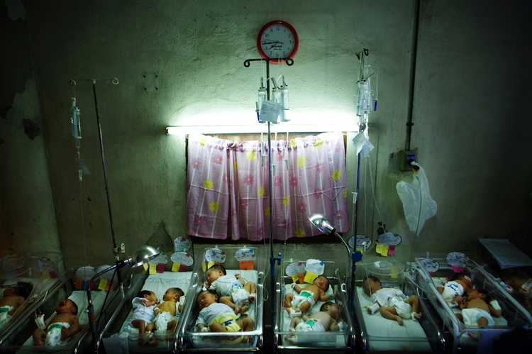 Przeludnienie w Filipinach objawia się m.in. w zbyt małej ilości inkubatorów. Na zdjęciu widzimy oddział macierzyński szpitala Jose Fabella w Manili;fot. Mads Nissen, Panos Pictures